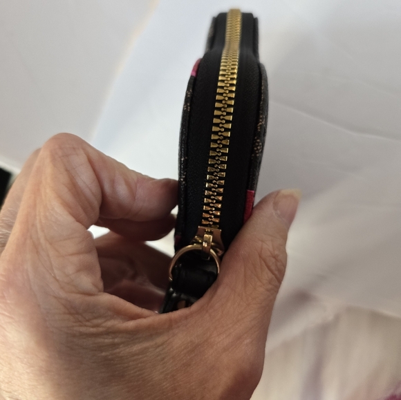 Juicy Couture Black Heart Wristlet Coin Pouch - Picture 5 of 8